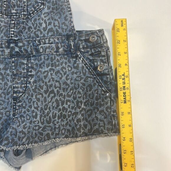 ‎Cute Premium forever 21 overall shorts - Picture 3 of 6